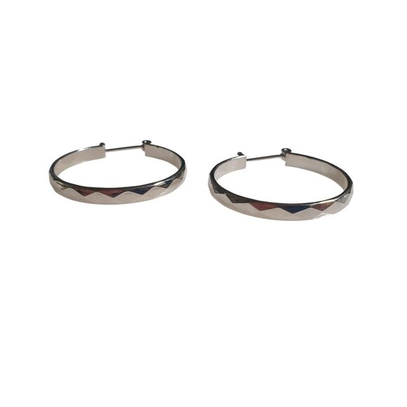 Silver Tone Hoop Earrings Lightweight Round Faceted Texture Secure Latch Back - Picture 4 of 4